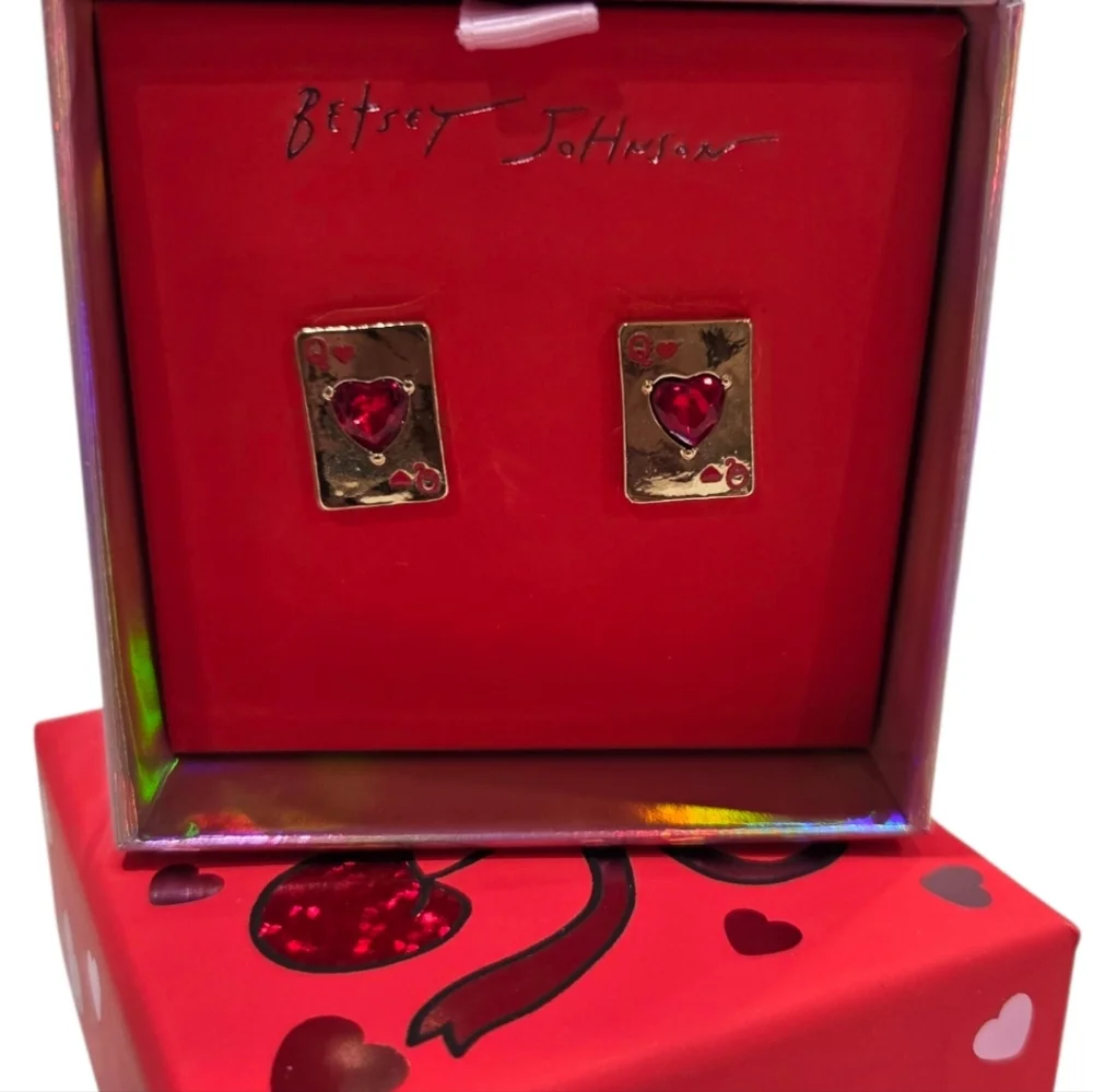 ❤️▪️Betsey Johnson ▪️Gold and Red Queen Of Hearts  Playing Card Stud Earrings